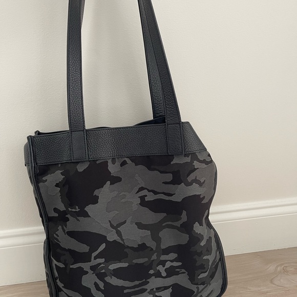 Lululemon Now and Always Large Camo Tote 💕 - Picture 3 of 8